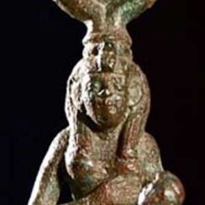 Statuetta della dea egizia Isi con il figlio Horo