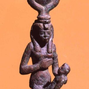 Statuetta della dea Isi con il figlio Horo, epoca tolemaica (XXX dinastia)