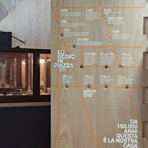 Allestimento mostra Lo scavo in piazza. Foto © Carlo Vannini
