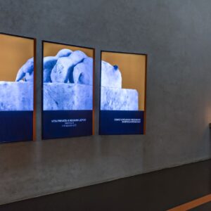 Allestimento mostra Lo scavo in piazza. Foto © Carlo Vannini
