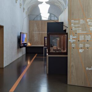 Allestimento mostra Lo scavo in piazza. Foto © Carlo Vannini